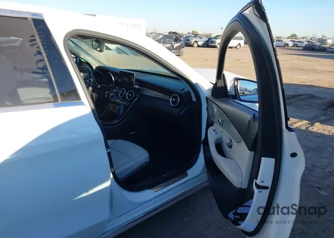 2016 Mercedes-Benz C 300 z USA, uszkodzony, nr VIN 55SWF4JB5GU114277